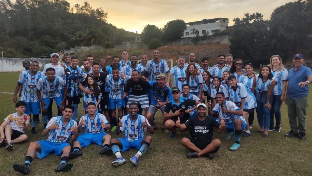 Após o empate, os jogadores do Tubarão receberam apoio dos torcedores ainda no gramado do campo do Palmeiras