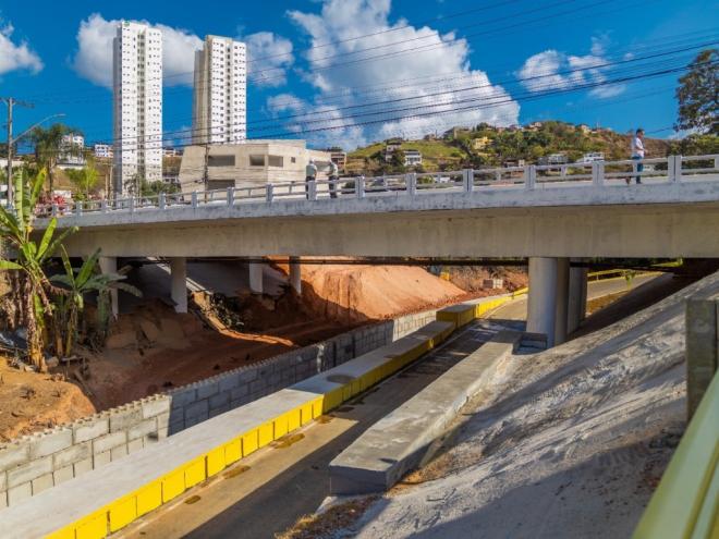 Muralha de 3.000 blocos de concreto armado auxilia a estabilização do terreno