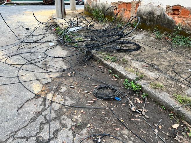 Na semana que passou, a reportagem do Diário do Aço flagrou uma grande quantidade de fios jogados em uma calçada do Cidade Nobre 