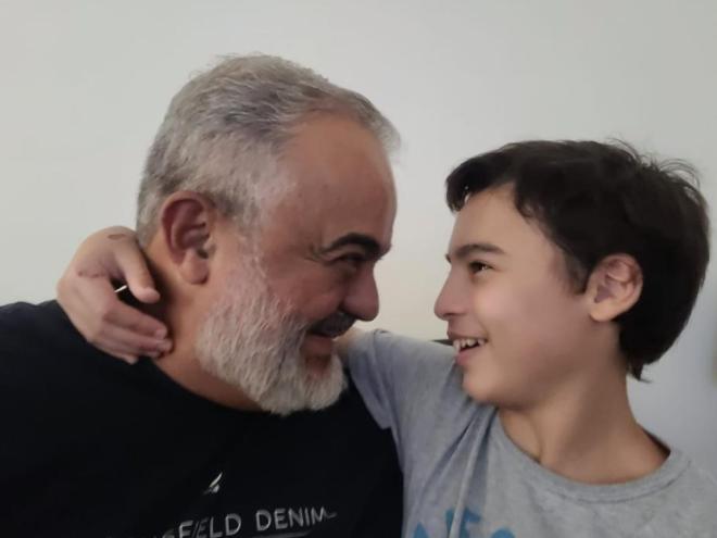 Leandro e o filho Benício, que é autista e tem síndrome de Dravet
