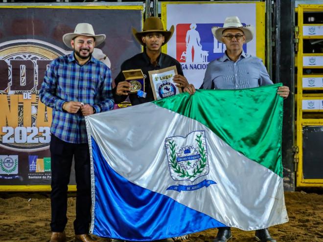 O representante de Santana do Paraíso, Lucas Correia, levou a melhor na montaria de touro e já está com passagem rumo a Barretos