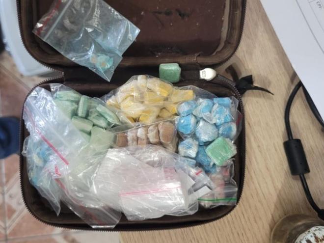 Entorpecentes foram apreendidos com um dos alvos da operação na madrugada desta quinta-feira 