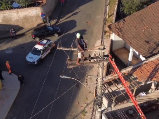 Homem subiu em telhado, fugindo da polícia e subiu em poste para não ser preso, passou a noite de sexta-feira e madrugada de sábado no local