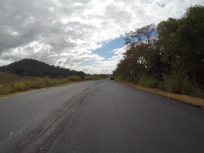 No momento, estão em execução serviços complementares e obras de drenagem na rodovia