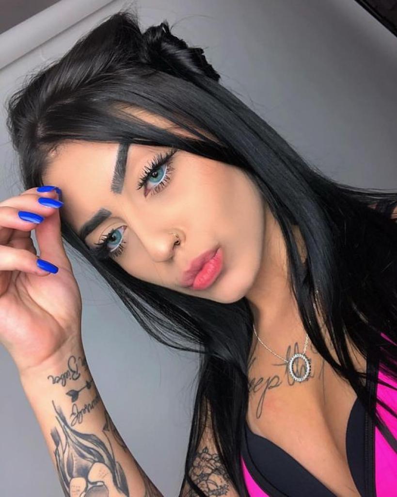 A cantora de funk MC Mirella também aderiu ao OnlyFans em 2021 e já fez sucesso com seu perfil na plataforma. Enquanto ela afirmou ganhar mais de R$ 500 mil por mês
