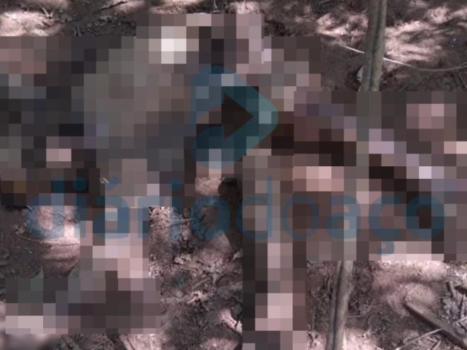 Cadáver se encontrava em decúbito dorsal, sem pele e musculatura na face e na maior parte do corpo