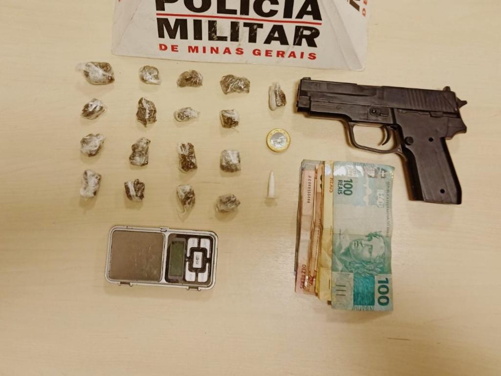 Materiais apreendidos com os cinco adolescentes na rua Cimbídio, bairro Esperança em Ipatinga