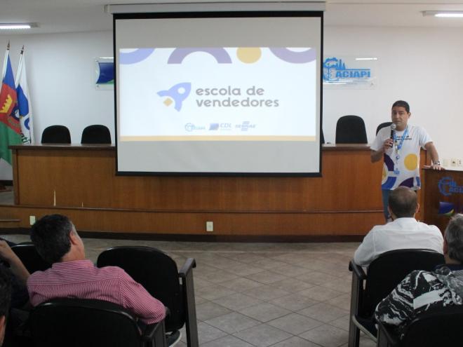 O analista do Sebrae, Alessandro Lima Challub, explicou como surgiu a Escola de Vendedores 