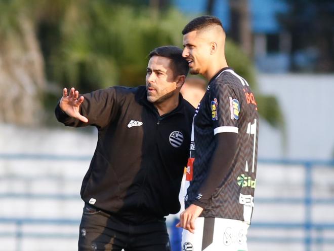 O jovem técnico Cícero Júnior espera fazer história no comando do time de São João del Rei