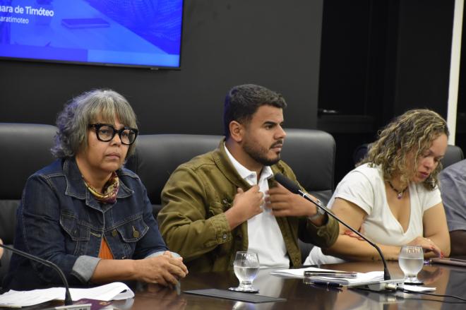 Rejane Faiolo, representante do Interconselhos, o presidente da Câmara, Reygler Max, e Bruna Almeida, que representou mães de filhos com necessidades especiais