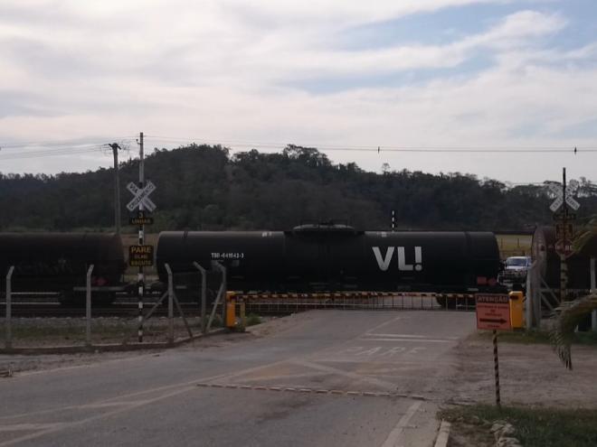 Atualmente o acesso ao aeroporto é feito em uma passagem de nível da EFVM