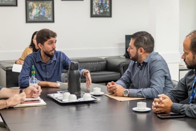 Projeto discutido entre os prefeitos Gustavo Nunes e Bruno Morato prevê viaduto sobre a BR-458 e a Estrada de Ferro Vitória-Minas
