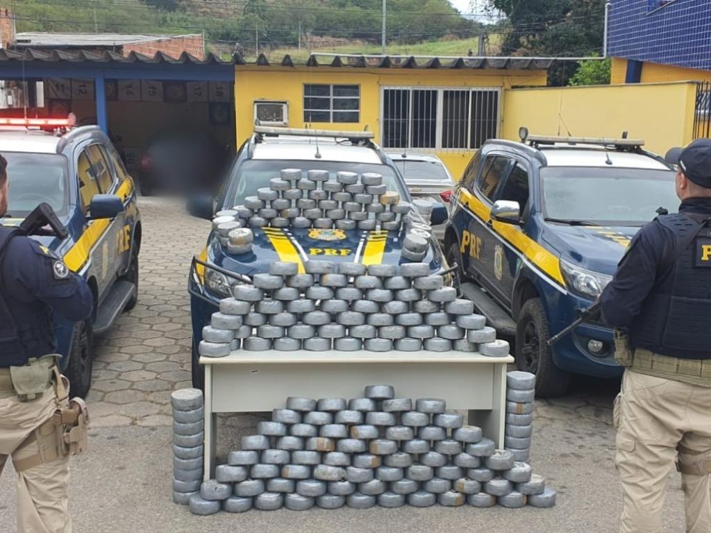 Segundo a PRF, o entorpecente recolhido em um caminhão que foi parado em uma blitz na BR-116 no Vale do Mucuri está avaliado em aproximadamente 27 milhões de reais