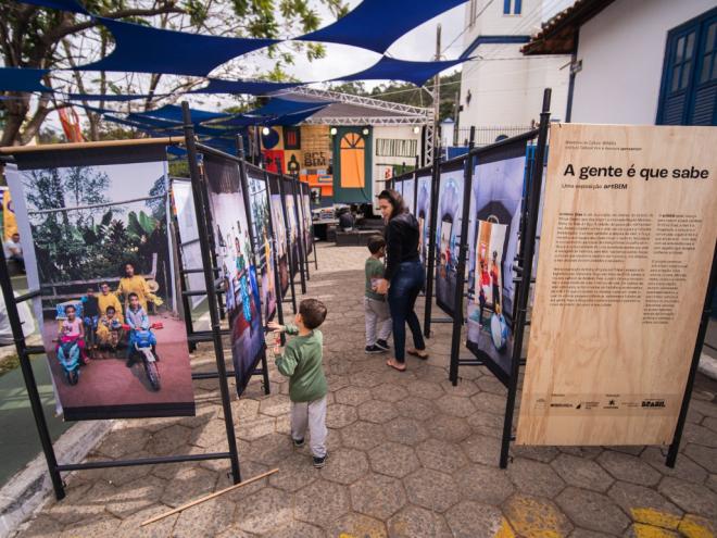 A exposição ao ar livre reuniu retratos de moradores da cidade