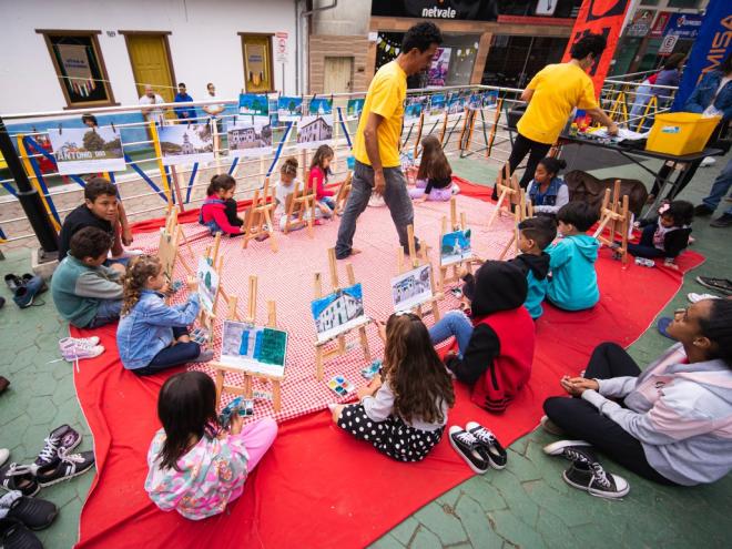 As oficinas de arte mobilizaram crianças, jovens e adultos
