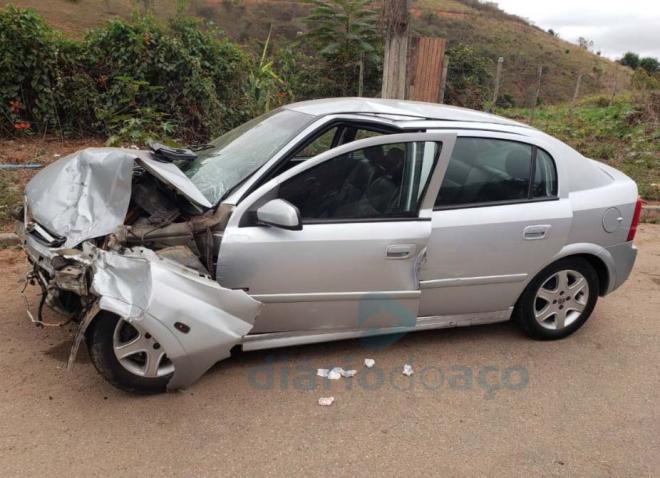 Motorista do Chevrolet Astra trafegava sentido a Ipatinga e deparou-se com Fiat Punto atravessando a pista para entrar em posto 