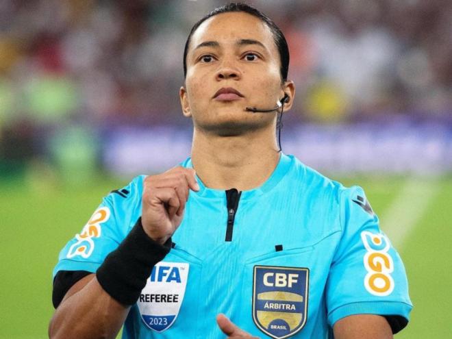 Árbitra brasileira apitou Espanha e Suécia, pela semifinal do Mundial feminino