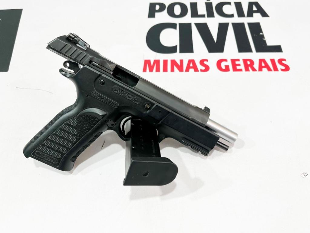 Entre o armamento apreendido está essa pistola que, segundo a PCMG, foi usada no assassinato de Tiago Brito 