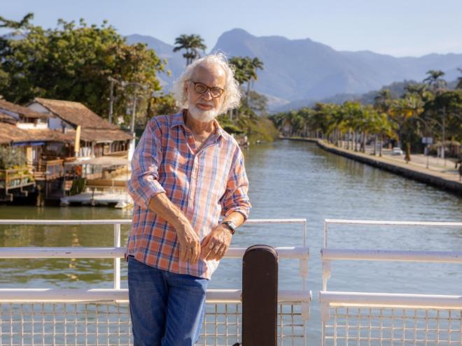 Aos 78 anos de idade, Renato Teixeira mantém carreira de sucesso pelo país