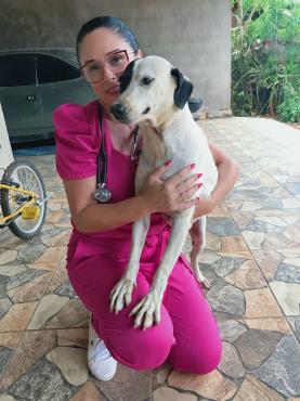 A veterinária Aline Carolina explica que casos mais graves podem evoluir e levar o animal à morte, quando não tratado
