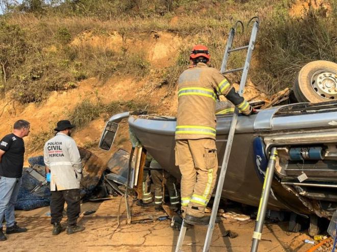 Trabalho envolveu atuação do Corpo de Bombeiros, Polícia Civil, PRF, Samu e da concessionária que administra a rodovia 
