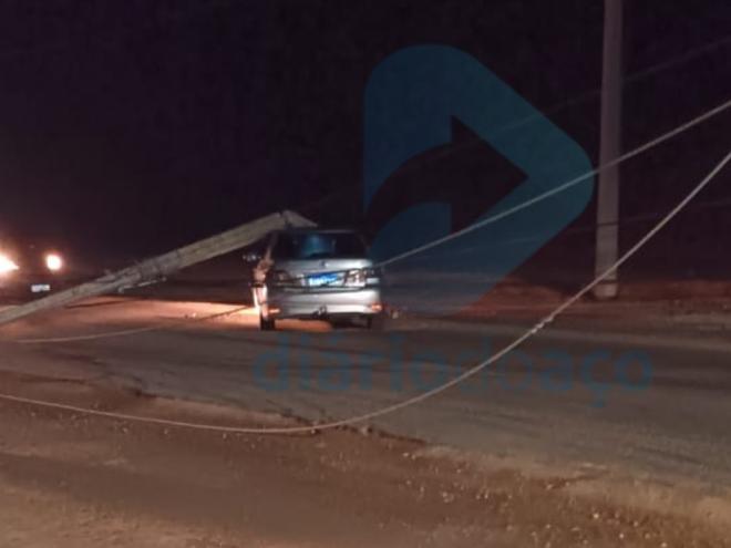 Poste caiu em cima do carro 