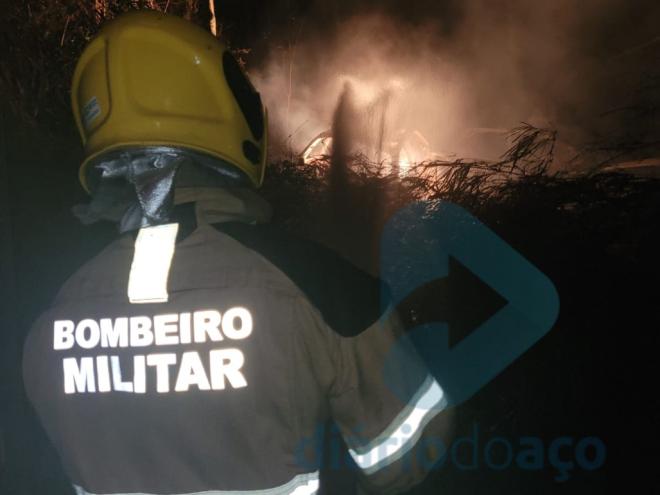 Quando os militares chegaram ao local, o fogo ainda estava concentrado nos fundos do estabelecimento, em uma área onde ficam armazenadas carcaças de veículos