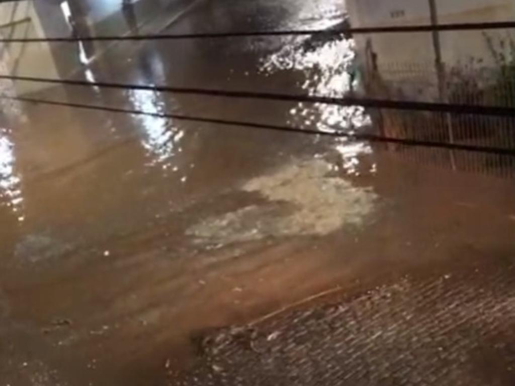 Moradores filmaram ruas alagadas 