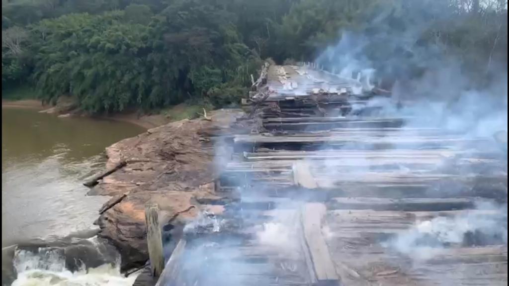 A origem do incêndio na ponte queimada ainda é investigada 