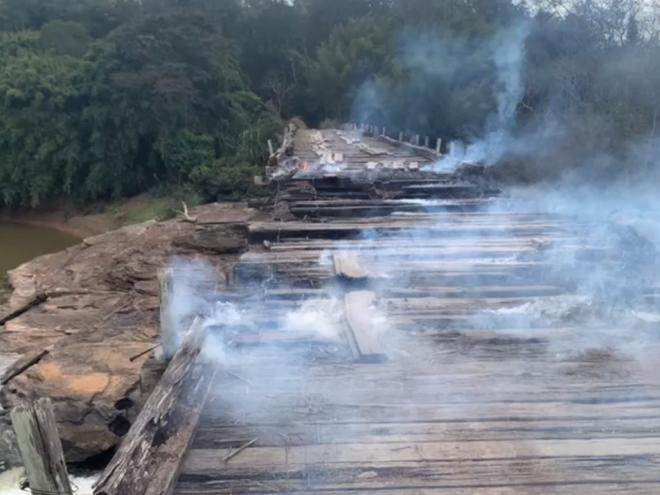 Ponte já precária, agora está interditada de vez 