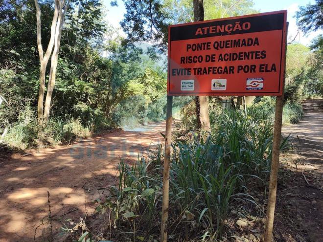 Há algum tempo já era perigoso passar pela ponte, abandonada e com danos por causa da ação do tempo