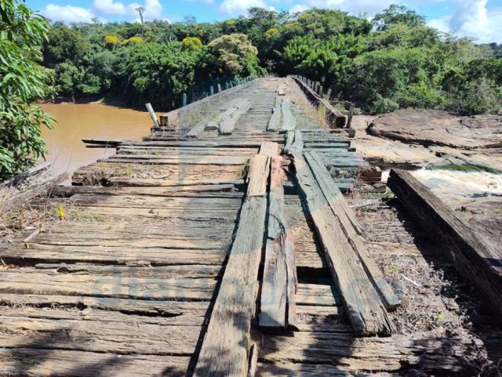 Situação da ponte no mês de abril deste ano já era precária