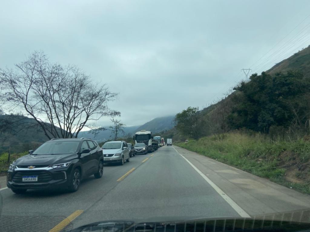Motoristas que forem trafegar pela BR-381 devem ter paciência, com longas filas de espera nos dois sentidos da rodovia em Jaguaraçu 