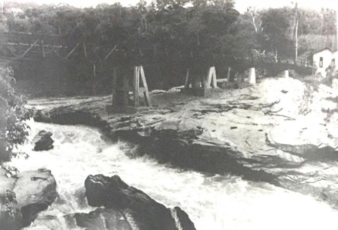 Depois da primeira ponte em madeira, no fim do século VIII,  foi construída uma segunda ponte, no começo do século XX, substituída depois por outra estrutura, que está no local até hoje