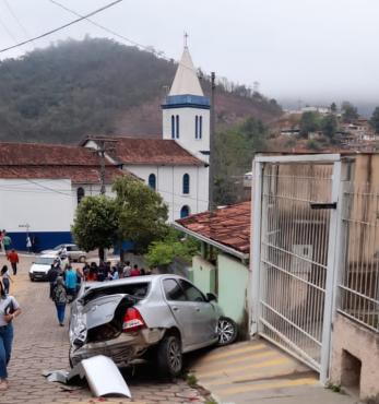 Um Fiat Siena, de cor cinza, foi colidido na traseira, no momento que passava pelo local