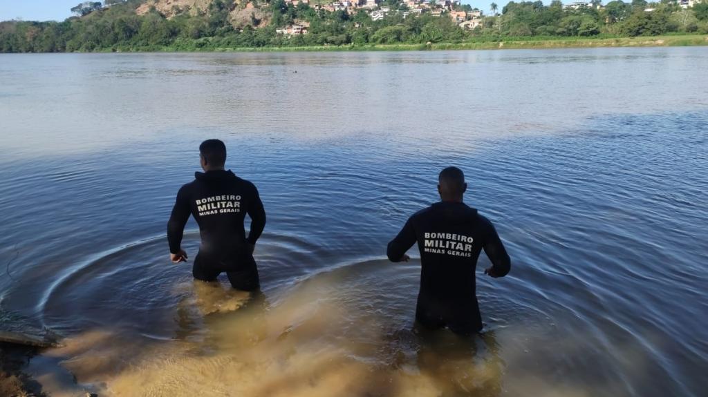 Corpo foi encontrado perto da margem, a um metro e meio de profundidade 
