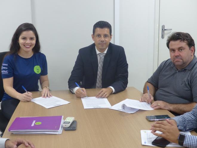 O termo firmado com o município de Ipaba contempla a restauração da orla da lagoa central do município 