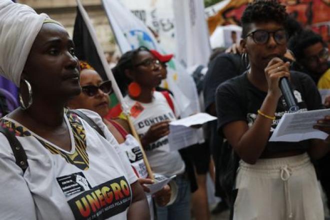 Integrantes do movimento negro protestam contra a violência policial em caminhada na região da Candelária, centro da cidade. Foto: Fernando Frazão/Agência Brasil