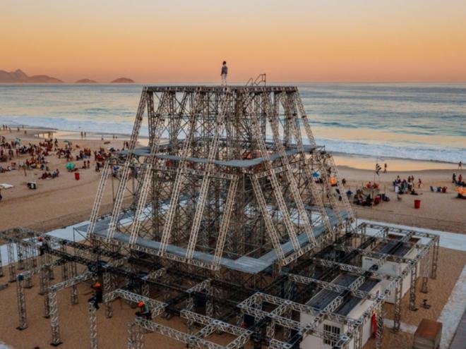 Palco em forma de pirâmide é uma das atrações do show com o brasileiro Alok