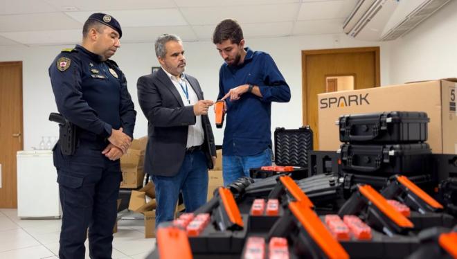 Foram entregues 30 kits de armas não letais para uso diário dos agentes