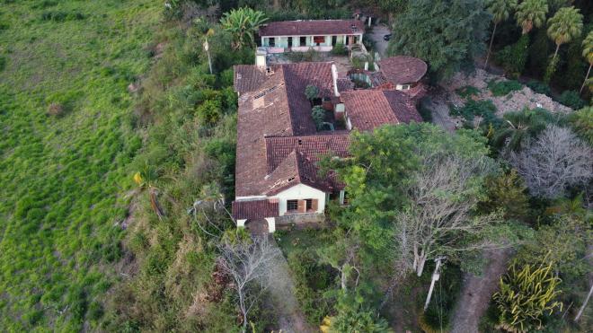 A casa está localizada no alto de um morro no loteamento Nova Fabriciano