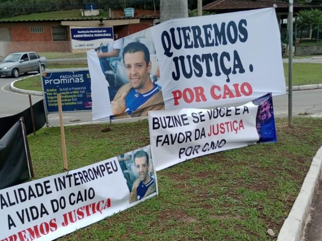 Faixas foram posicionadas em frente ao Fórum da Comarca de Timóteo 