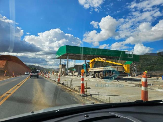 Praça de pedágio em construção no trecho da BR-116 em Santa Bárbara do Leste 