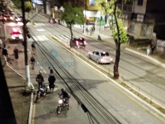 Policiais militares estiveram no local do atropelamento na noite deste domingo