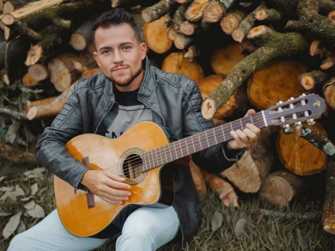 O cantor é filho de Amado Batista e interpreta os sucessos do pai