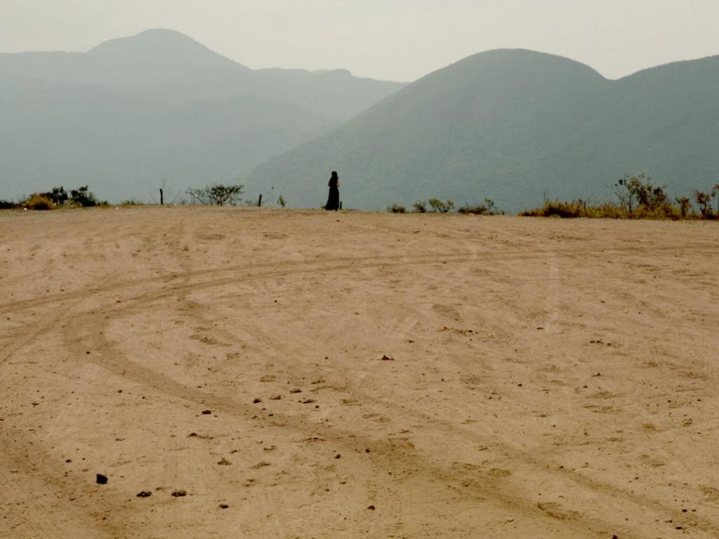 A personagem ficcional interage com situações reais impactadas 