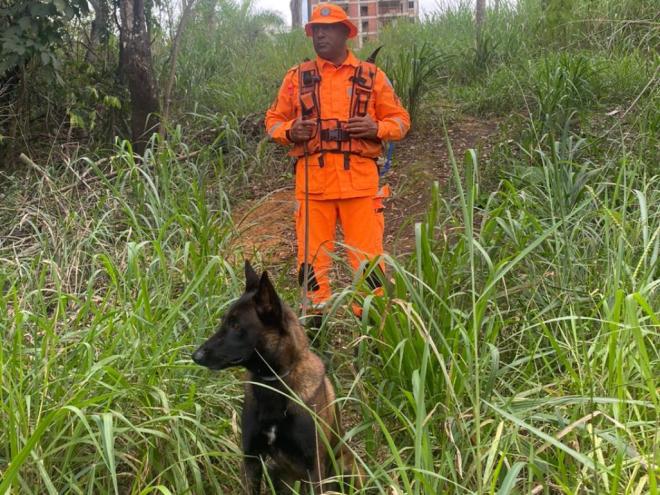 Equipes dos bombeiros empregaram nas buscas o cão farejador Bono e até drone; Homem permanece desaparecido