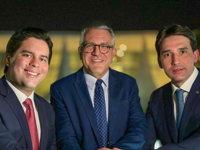 Novos ministros André Fufuca (esquerda) e Silvio Costa Filho (direita) com o ministro Alexandre Padilha (centro)