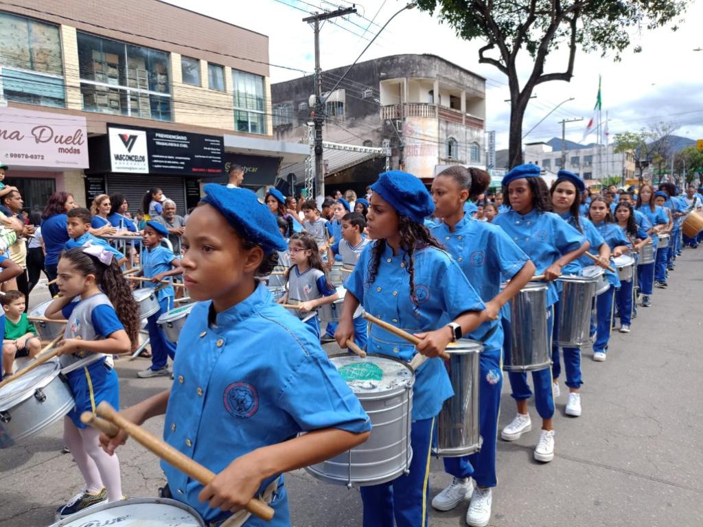 Alunos fizeram apresentações de música e dança durante a parada da Independência