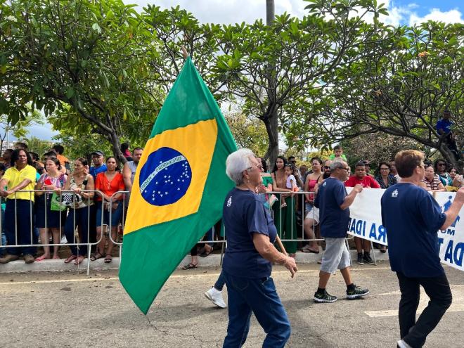 O amor à pátria estava representado em cartazes, na dedicação de quem desfilava e no orgulho de carregar a bandeira 